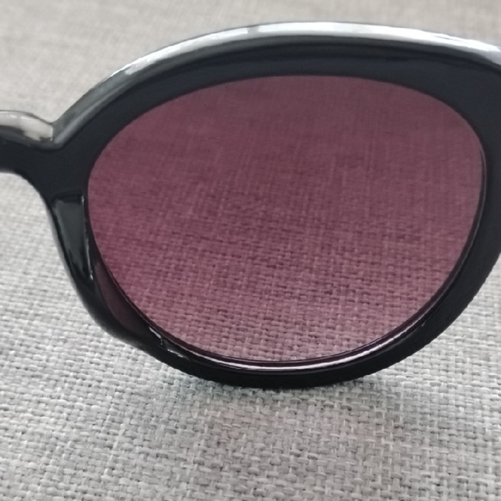Oscar de la Renta Black Sunglasses with Gold Accents - Picture 6 of 11
